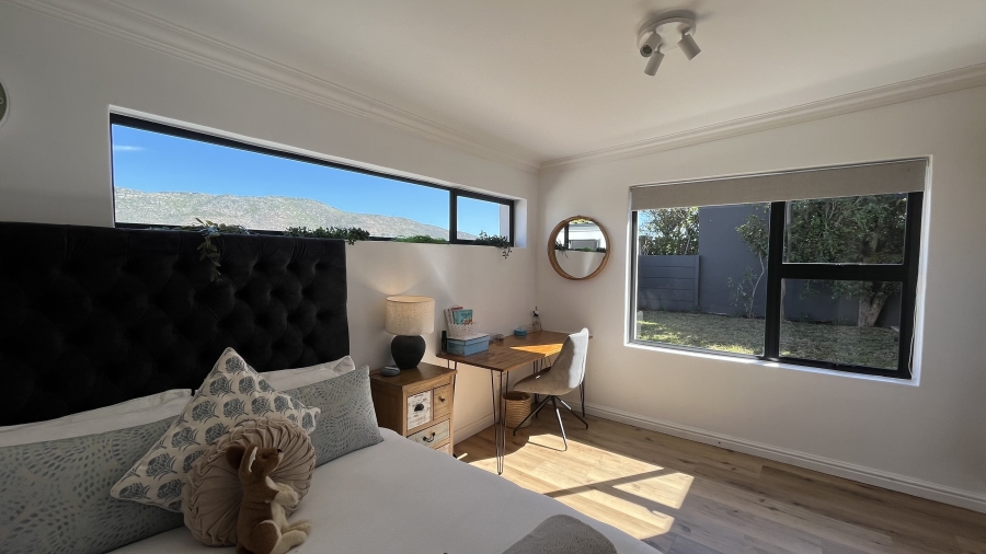 5 Bedroom Property for Sale in Clovelly Western Cape